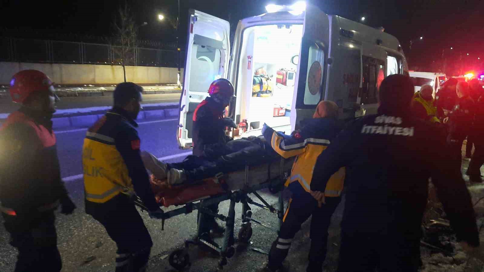 Sivas’ta Park Halindeki Araca Çarpan Minibüs 4 Yaralıya Neden Oldu