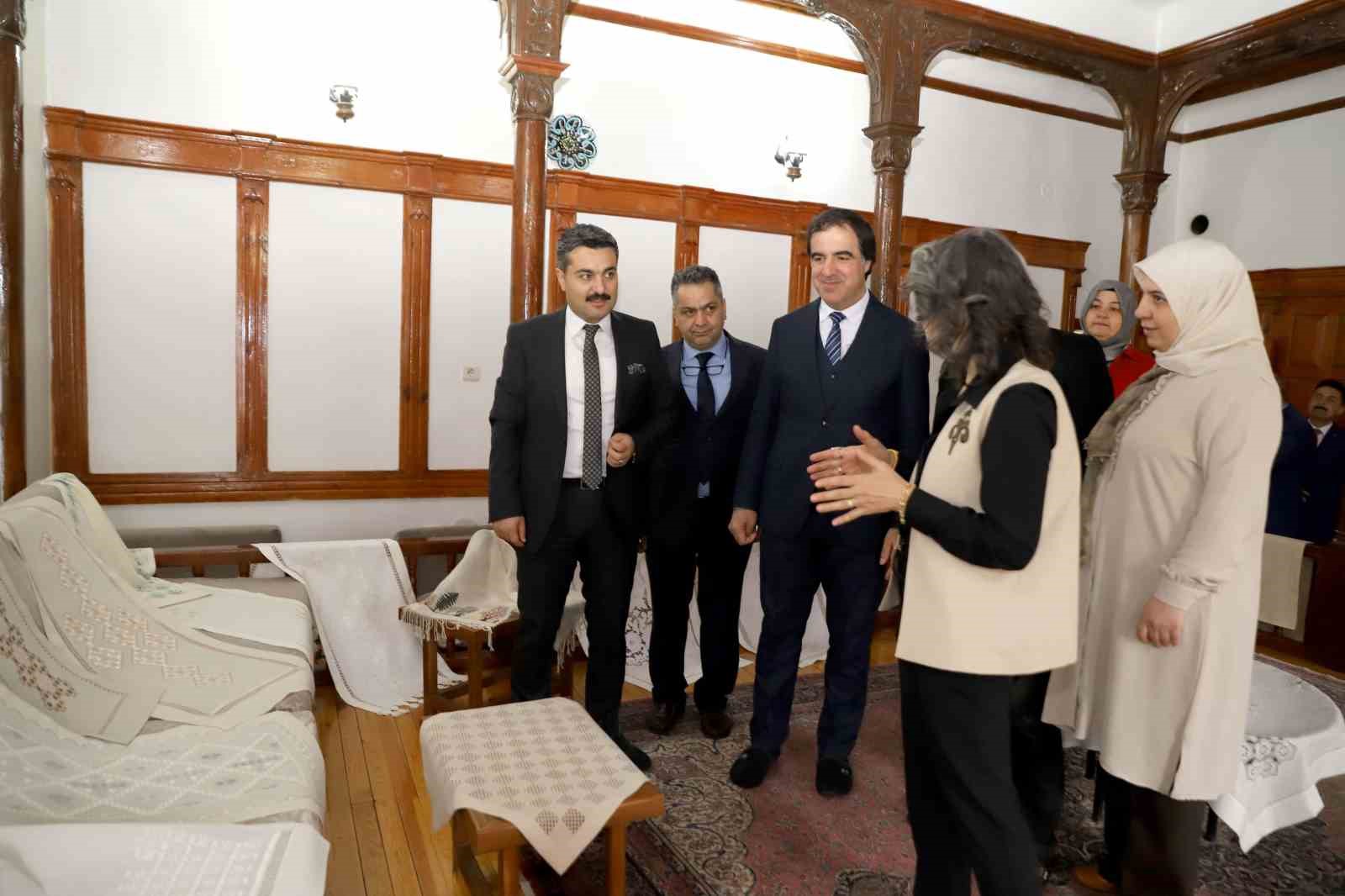 Sivas’ta Sanat Köprüsü: Geçmişten Geleceğe Nakış Sergisi