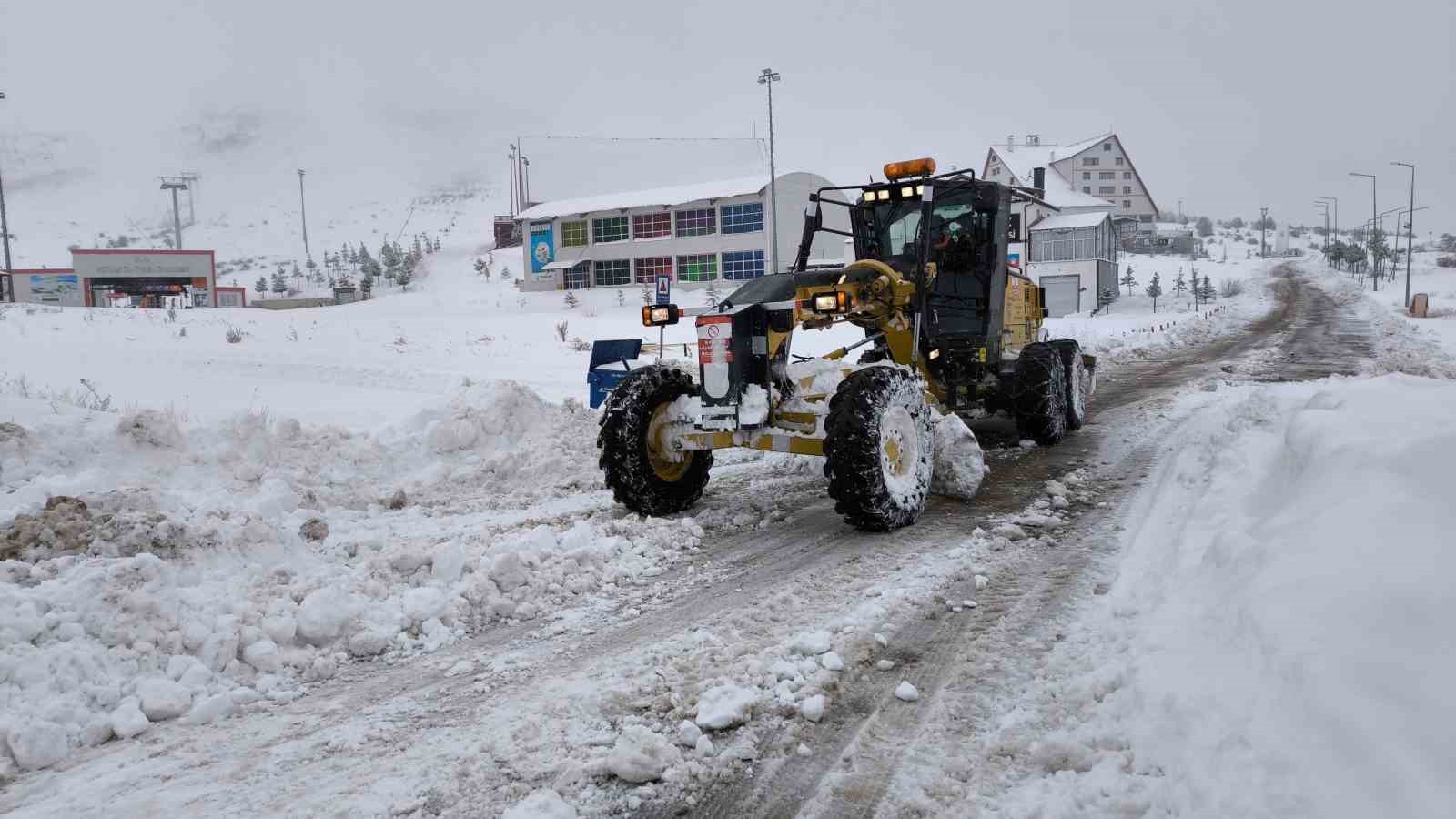Sivas’ta Şiddetli Kar Yağışı: 215 Yerleşim Yerine Ulaşım Kesintisi