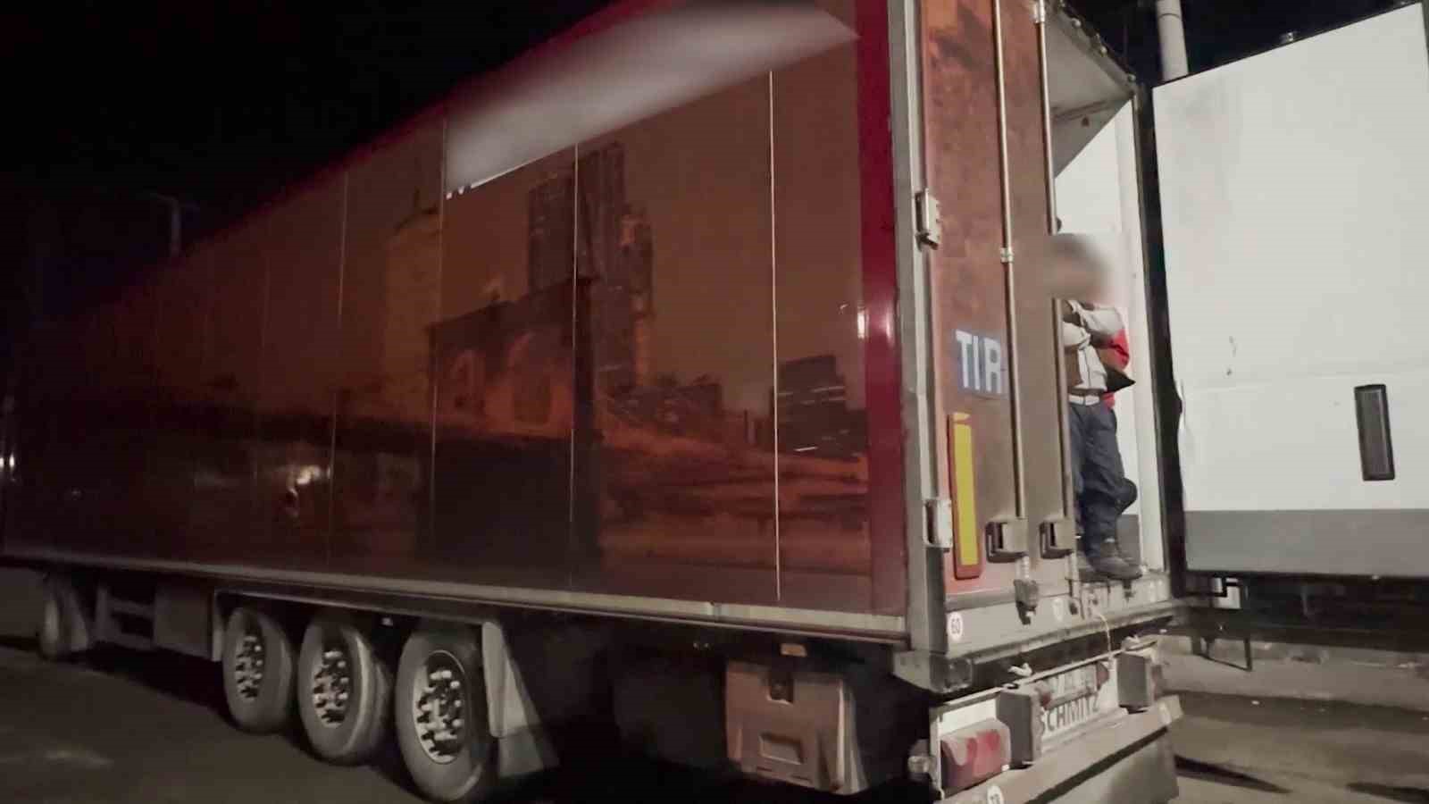 Sivas’ta Yapılan Operasyonda 29 Kaçak Göçmen Yakalandı, Tır Sürücüsü Tutuklandı