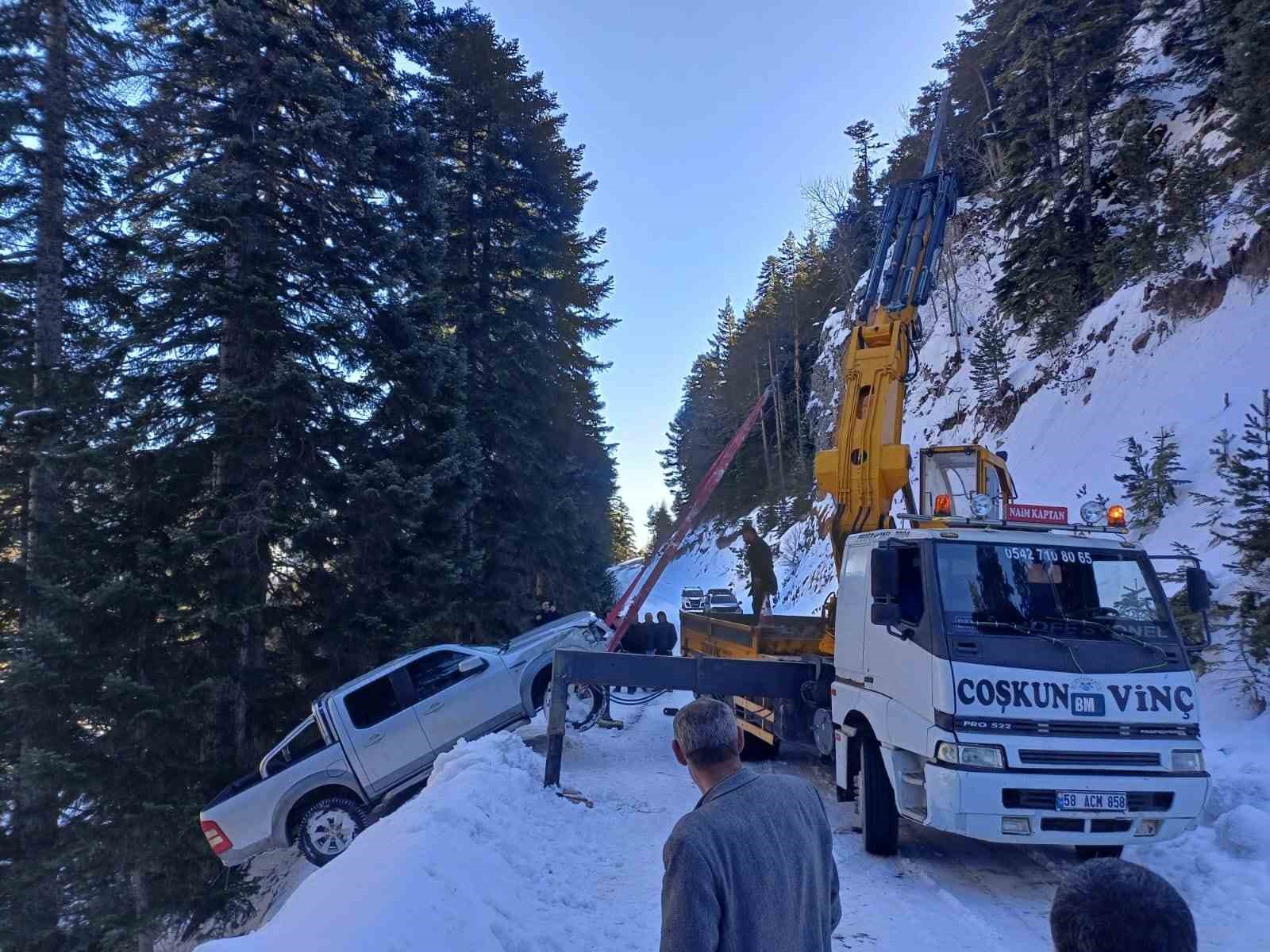 Suşehri’nde Şanslı Kurtuluş: Pikap Dereye Uçtu, Sürücü Yara Almadan Kurtuldu