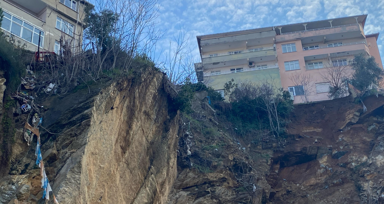 Üsküdar’da Toprak Kayması Nedeniyle 2 Bina Boşaltıldı
