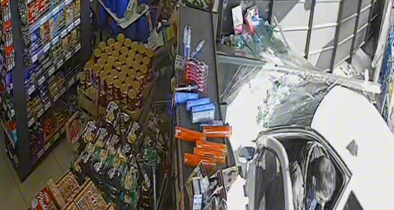 Aksaray’da Bir Sürücü Yanlışlıkla Marketin İçine Daldı