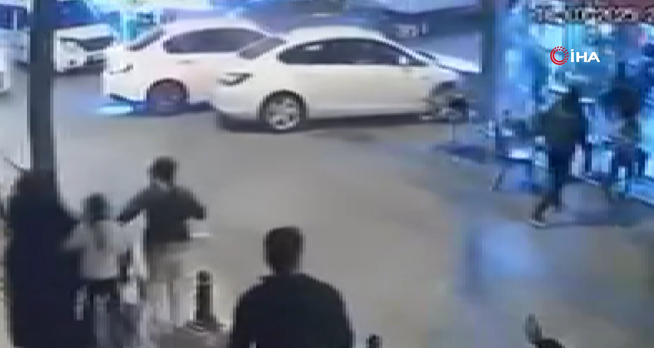 Bayrampaşa’da Korkunç Trafik Kazası: Kıraathane İçine Giren Otomobil 6 Kişiyi Yaraladı