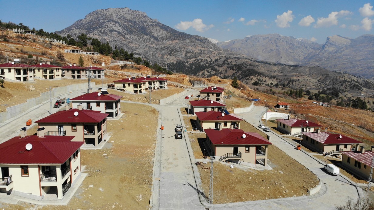 Deprem Sonrası Yeniden İnşa Edilen Köyde Hayat Normale Dönüyor