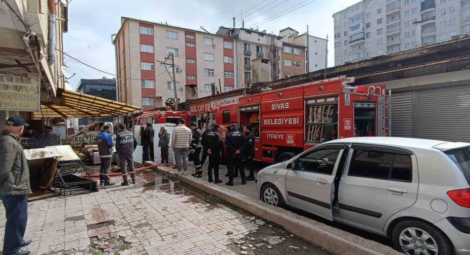 Sivas’ta İkinci El Eşya Dükkanında Yangın Paniği