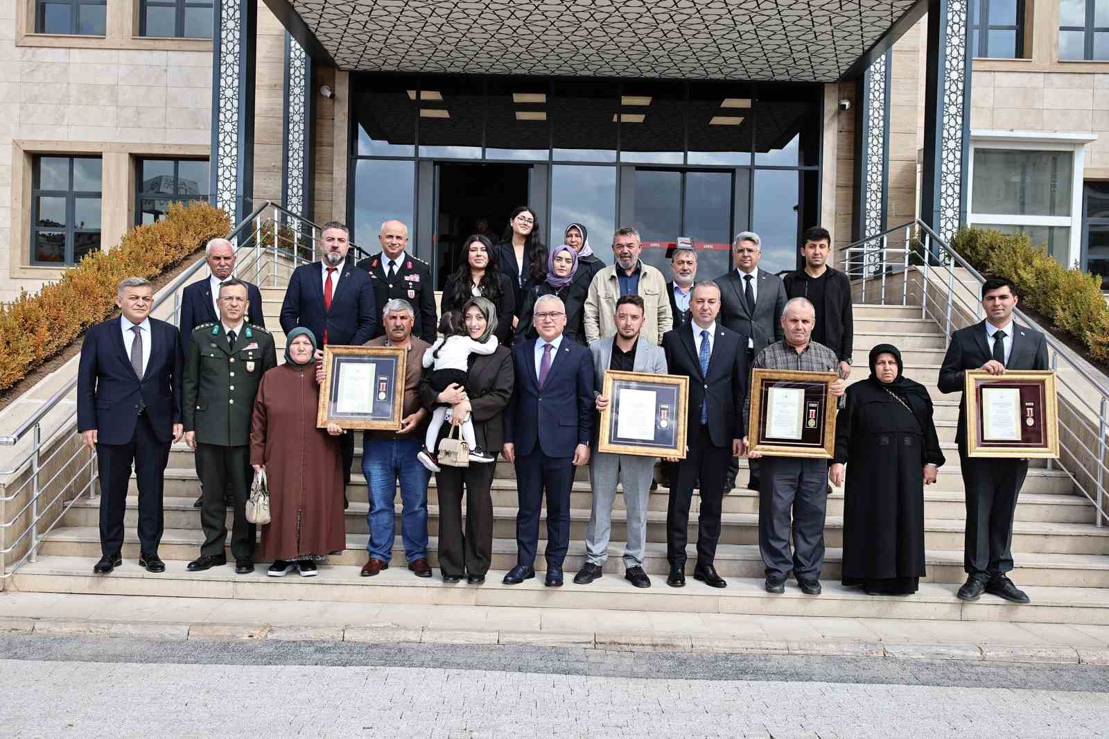 Sivas’ta Şehit Aileleri ve Gazilere Devlet Övünç Madalyaları Verildi