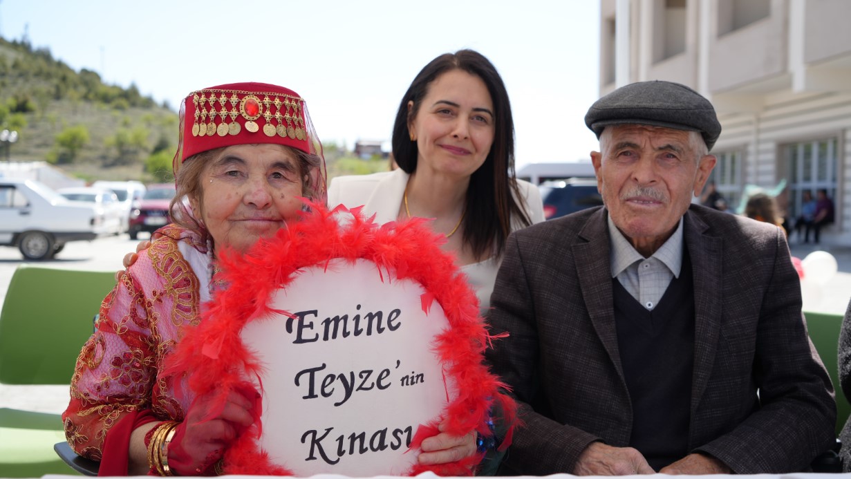 69 Yaşındaki Emine Nine’nin Kına Gecesi Hayali Gerçekleşti