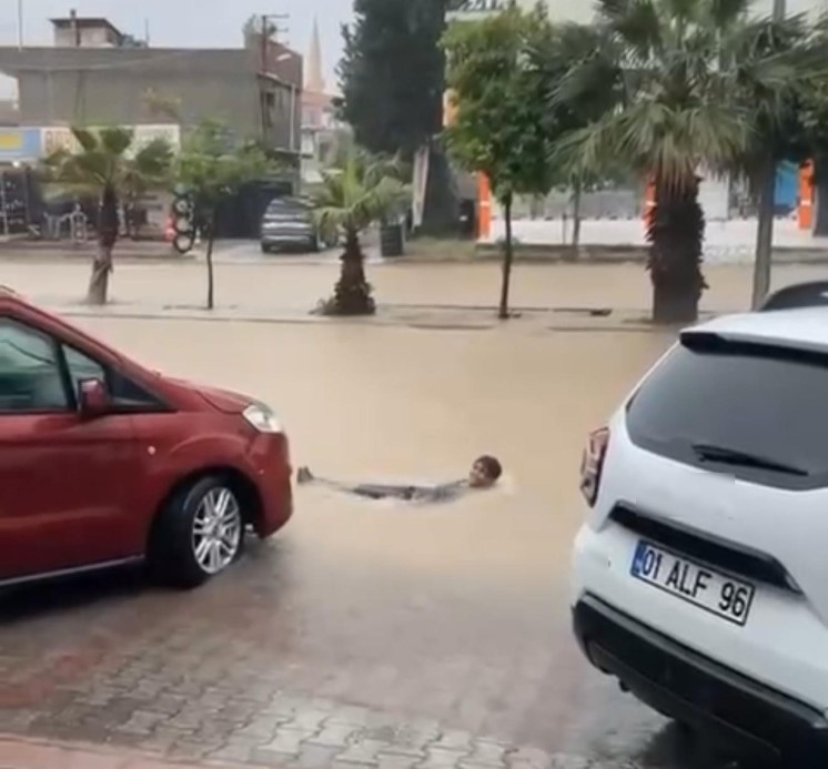 Adana’da Şiddetli Yağışlar Günlük Hayatı Felç Etti