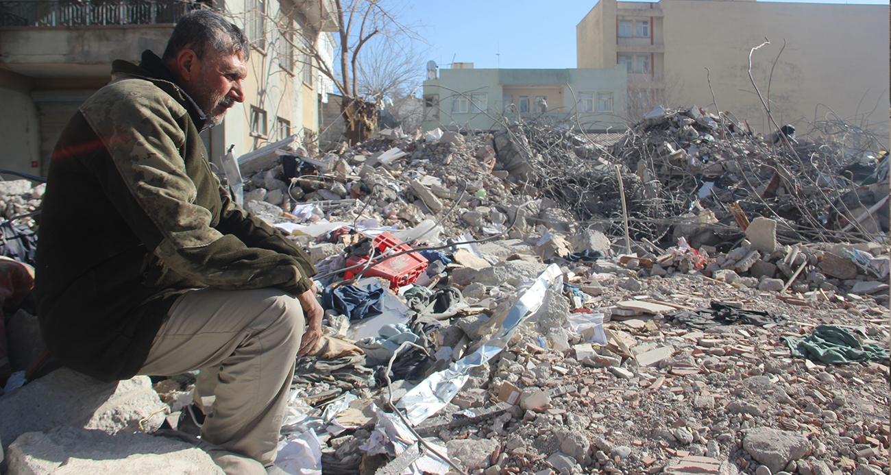 Adıyaman’da Bir Baba, Deprem Sonrası Kayıp Ailesini Arıyor