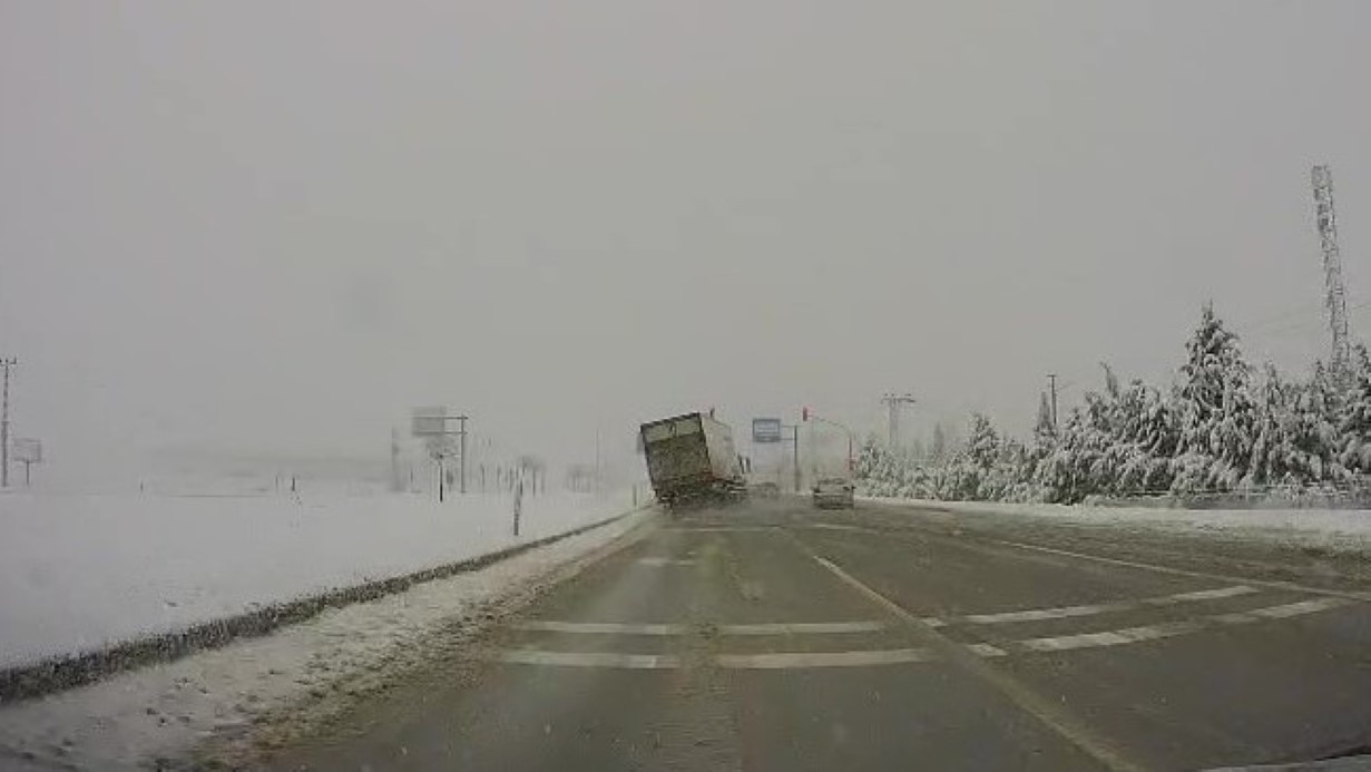 Amasya’da Tır Sürücüsünün Soğukkanlı Manevrası Büyük Bir Kazayı Önledi