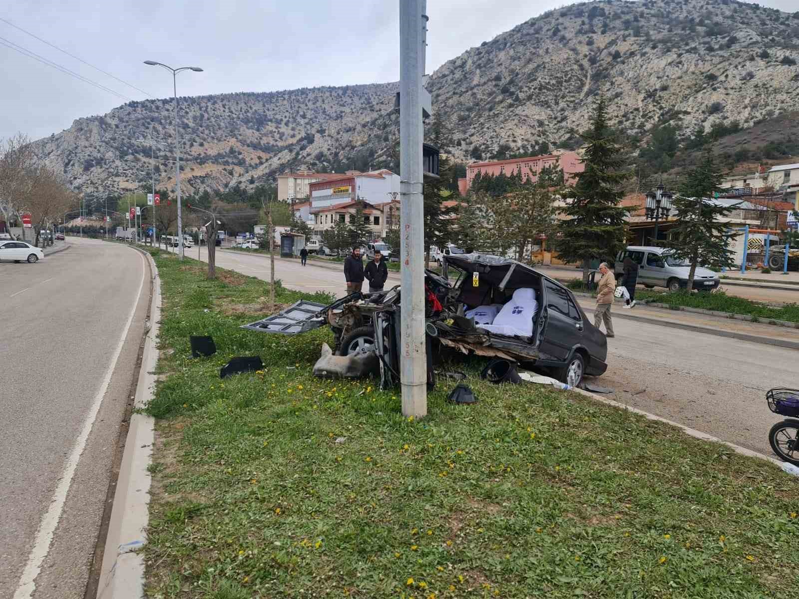 Ankara Nallıhan’da Korkunç Trafik Kazası: Araç Elektrik Direğine Çarptı