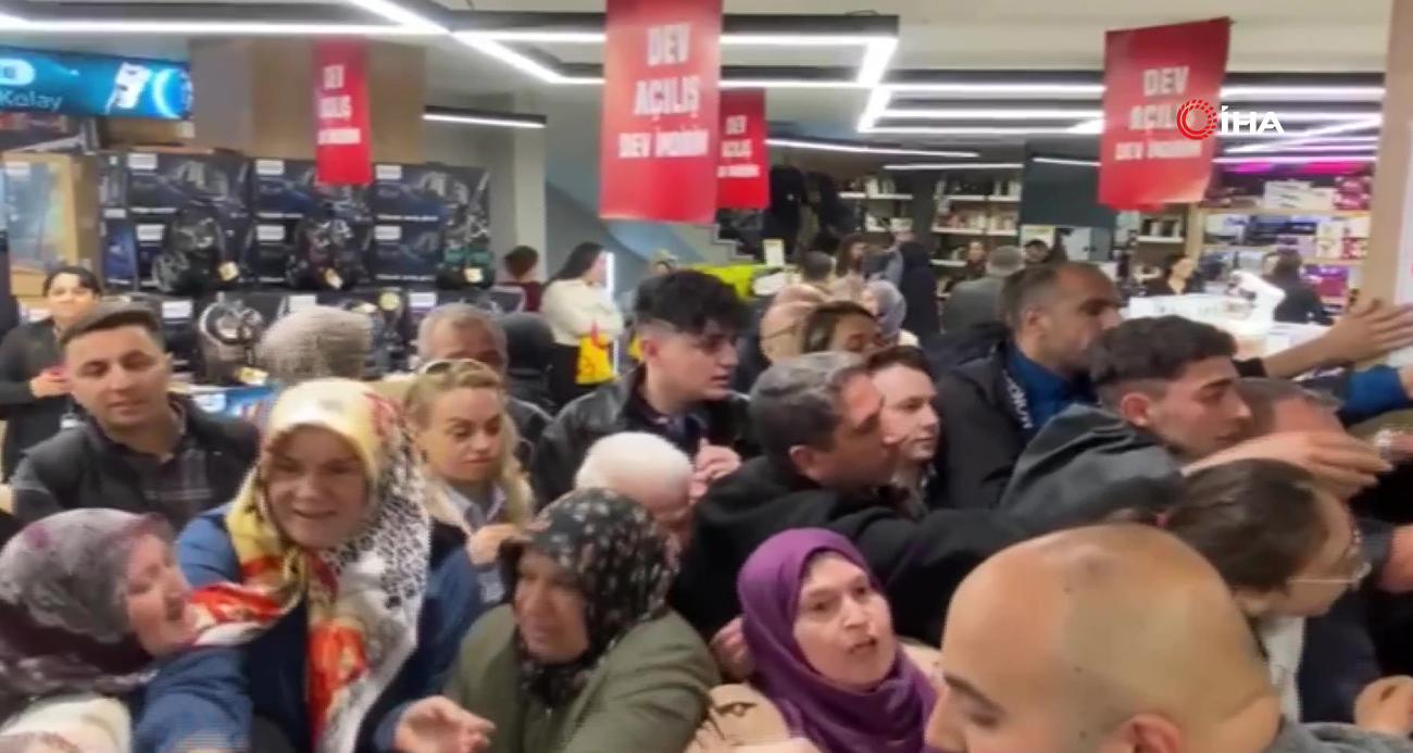 Ankara’da İndirim İzdihamı: Vatandaşlar Mağazada Birbirine Girdi
