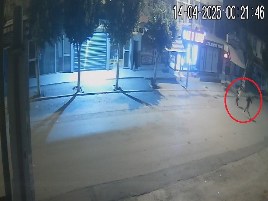 Antalya’da Servis Beklerken Bıçaklı Saldırıya Uğrayan Kadın ve Babası Yaralandı