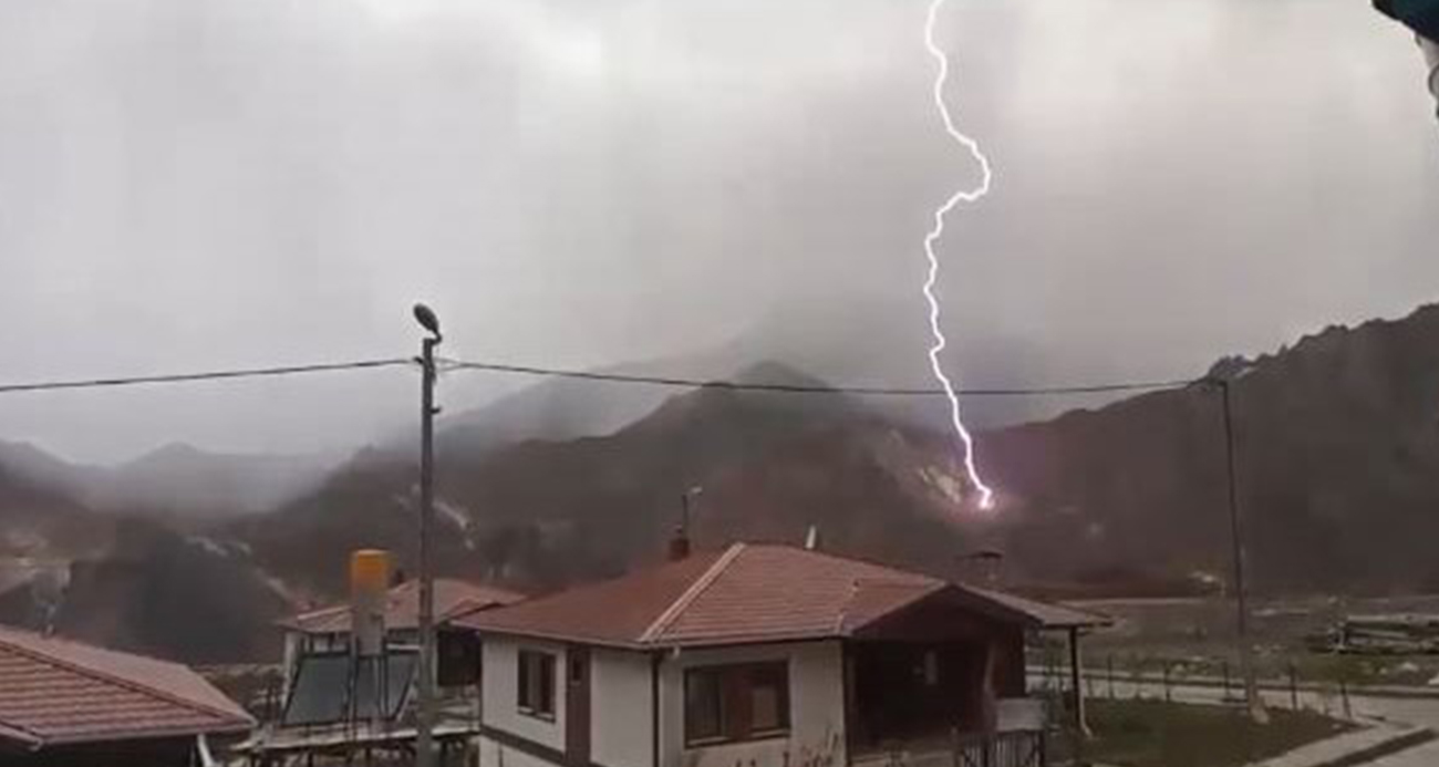 Artvin Yusufeli’nde Yıldırım Düşüşü Görüntülendi