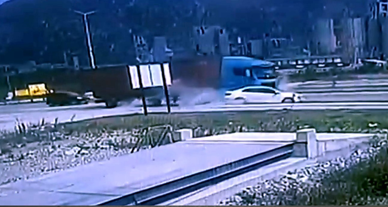 Aydın Söke’de Trafik Kazası: Tır Otomobili Metrelerce Sürükledi