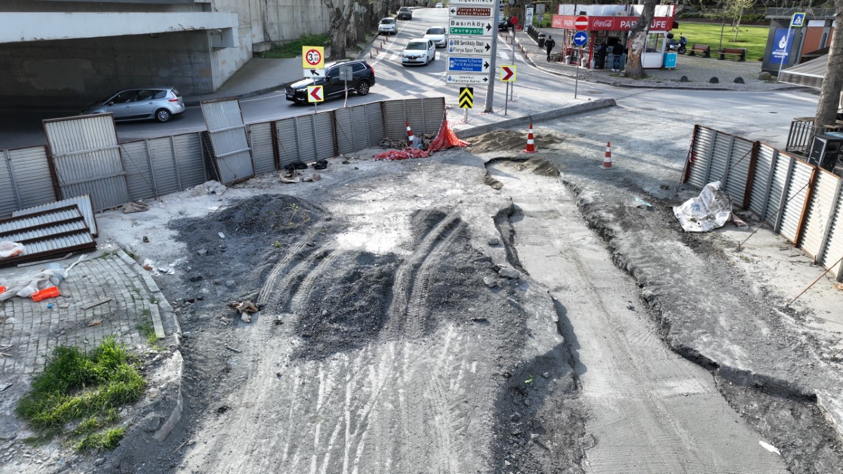 Bakırköy’de Yol Çökmesinin Üzerinden 44 Gün Geçti, Çözüm Bekleniyor
