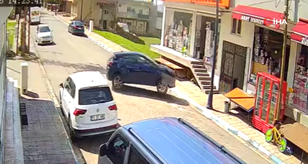 Batman’da Kontrolünü Kaybeden Otomobil Bina Girişine Çarptı