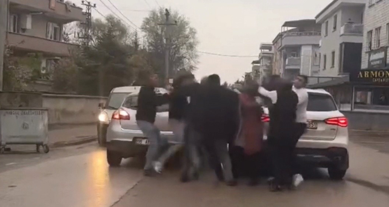 Bursa İnegöl’de Yol Verme Tartışması Kavgaya Dönüştü!