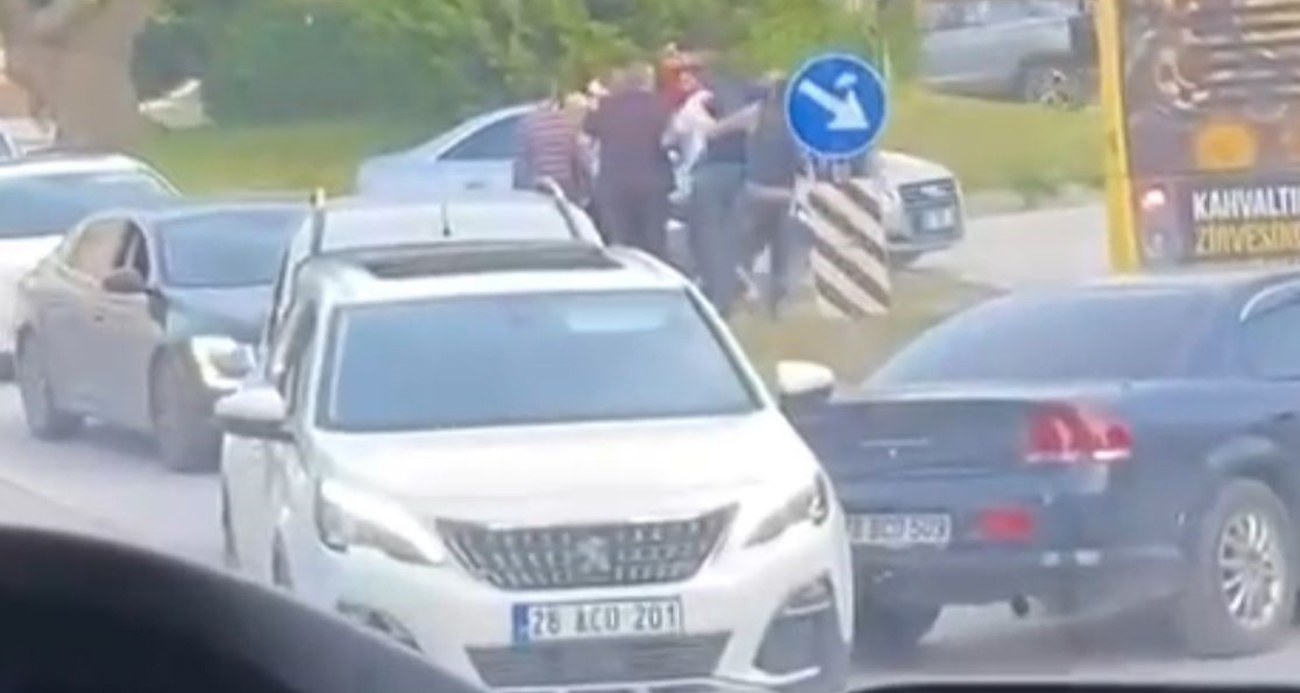 Bursa’da Trafikte Gergin Anlar: Sürücüler Sokağı Ringe Çevirdi