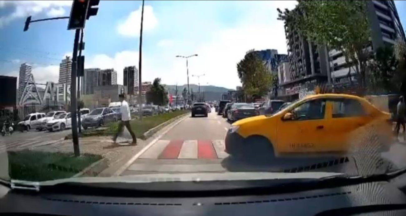 Bursa’da Yaya Geçidi Kullanan Taksi Şoförü Görüntülendi