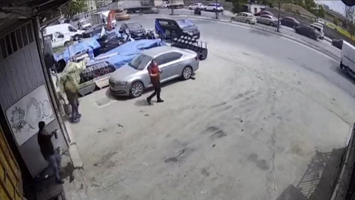 Depreme Çay Demlerken Yakalandı: Çaydanlıkla Dışarı Fırladı