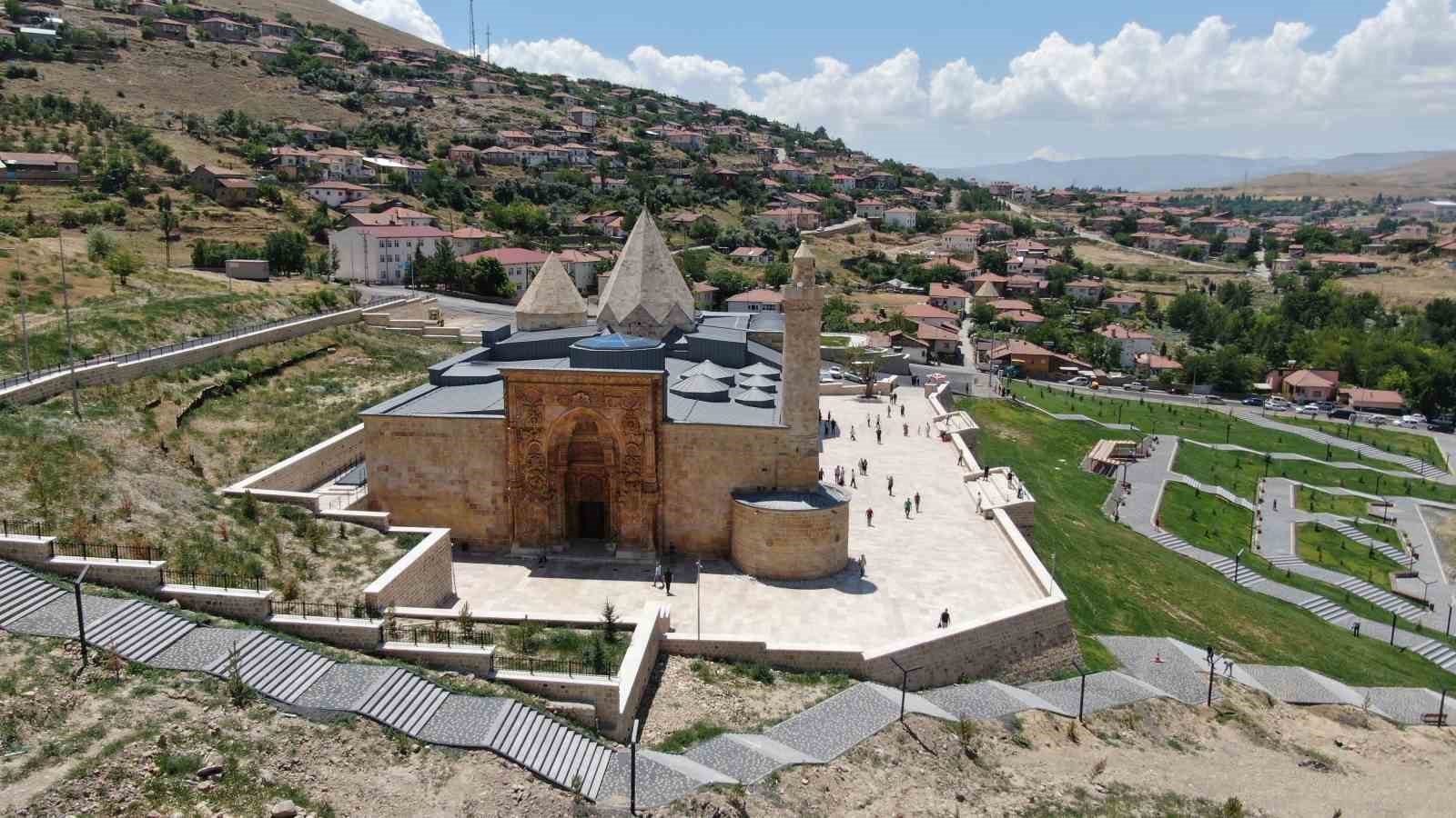 Divriği’de Selçuklu Motifleri Ahşap ve Bakırda Yeniden Can Buluyor