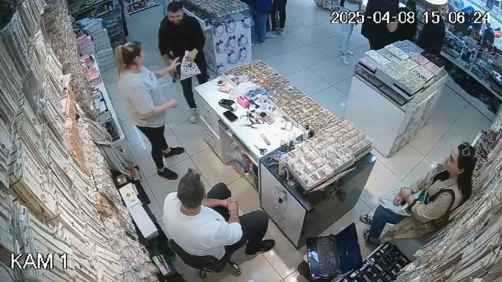 Elazığ’da Bir İşletme Sahibi Unutulan Altınları Sahiplerine Ulaştırdı