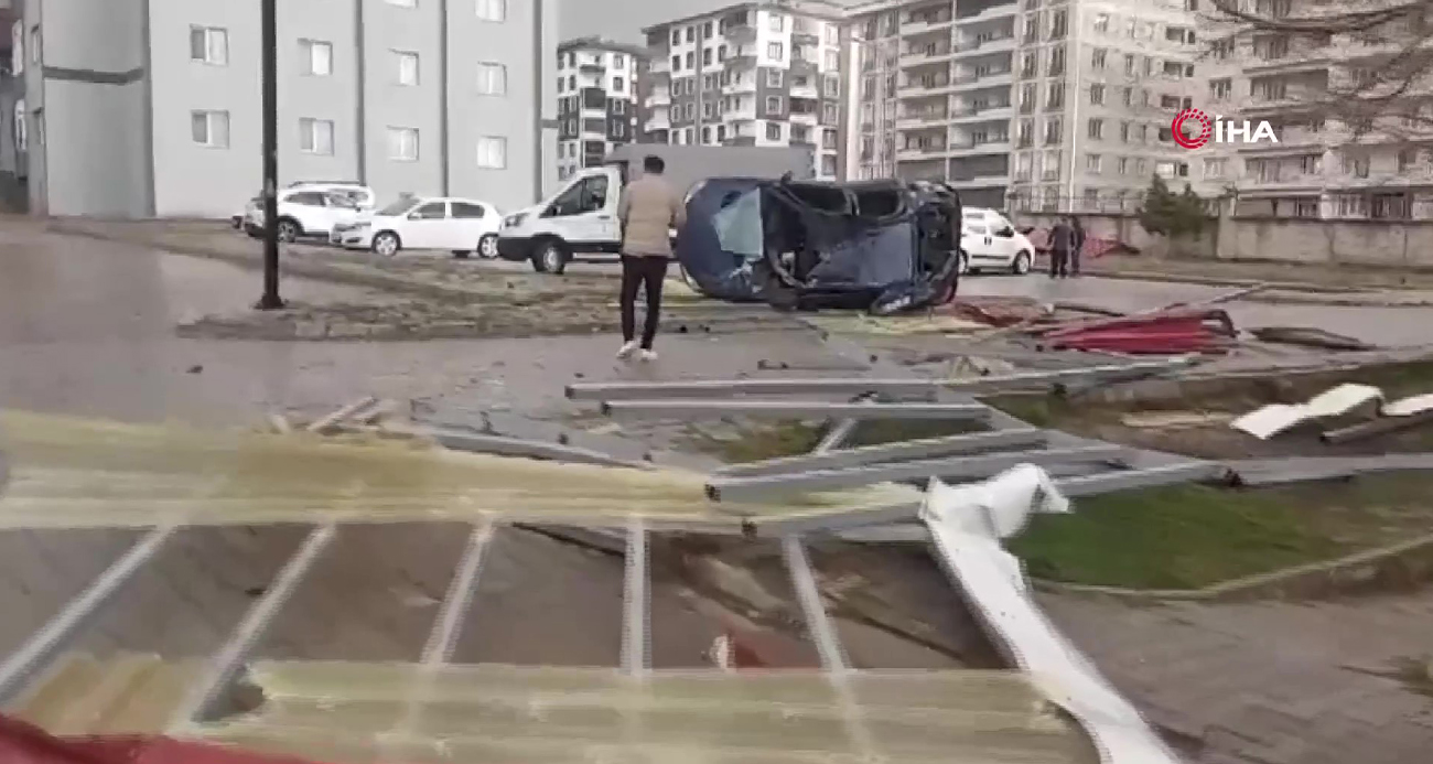 Erzurum’da Fırtınanın Şiddeti Çatıları Havalandırdı