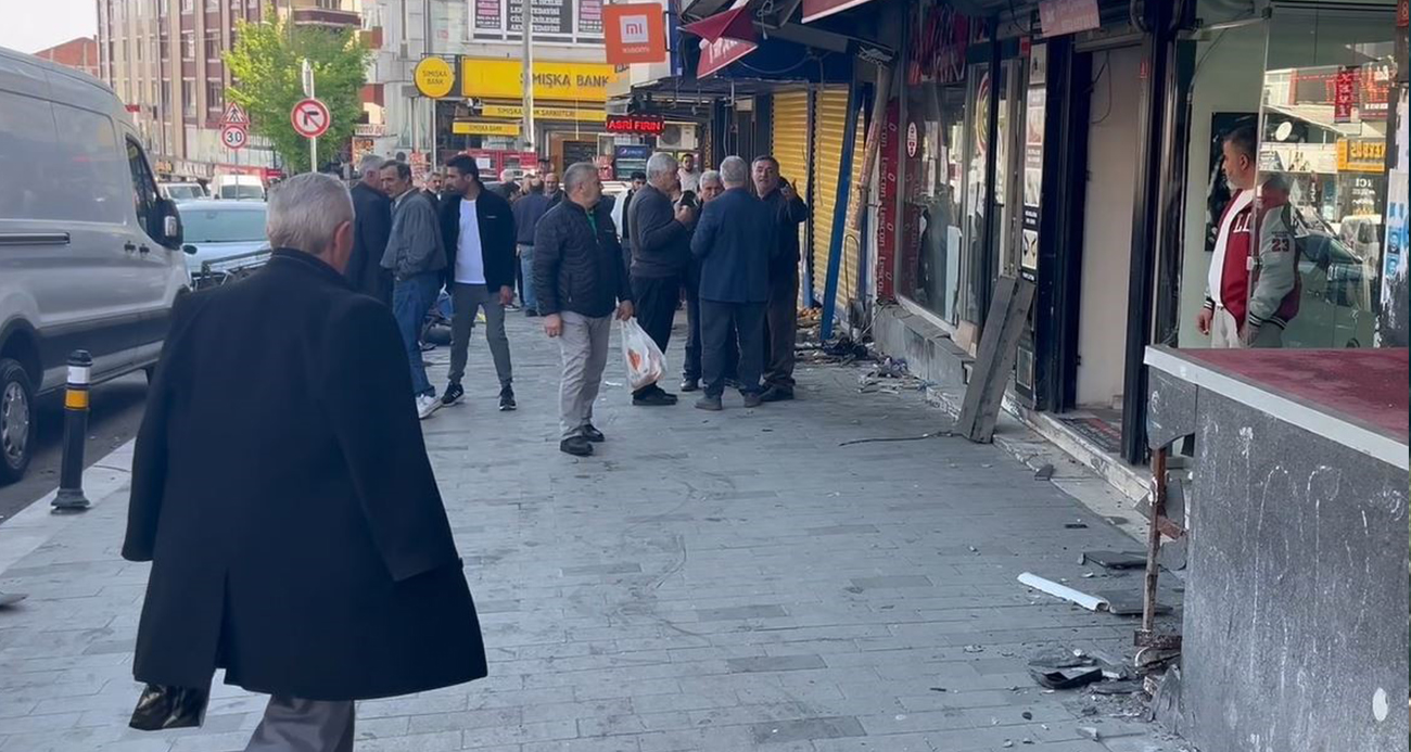 Esenyurt’ta Kontrolden Çıkan Araç İşyerine Girdi