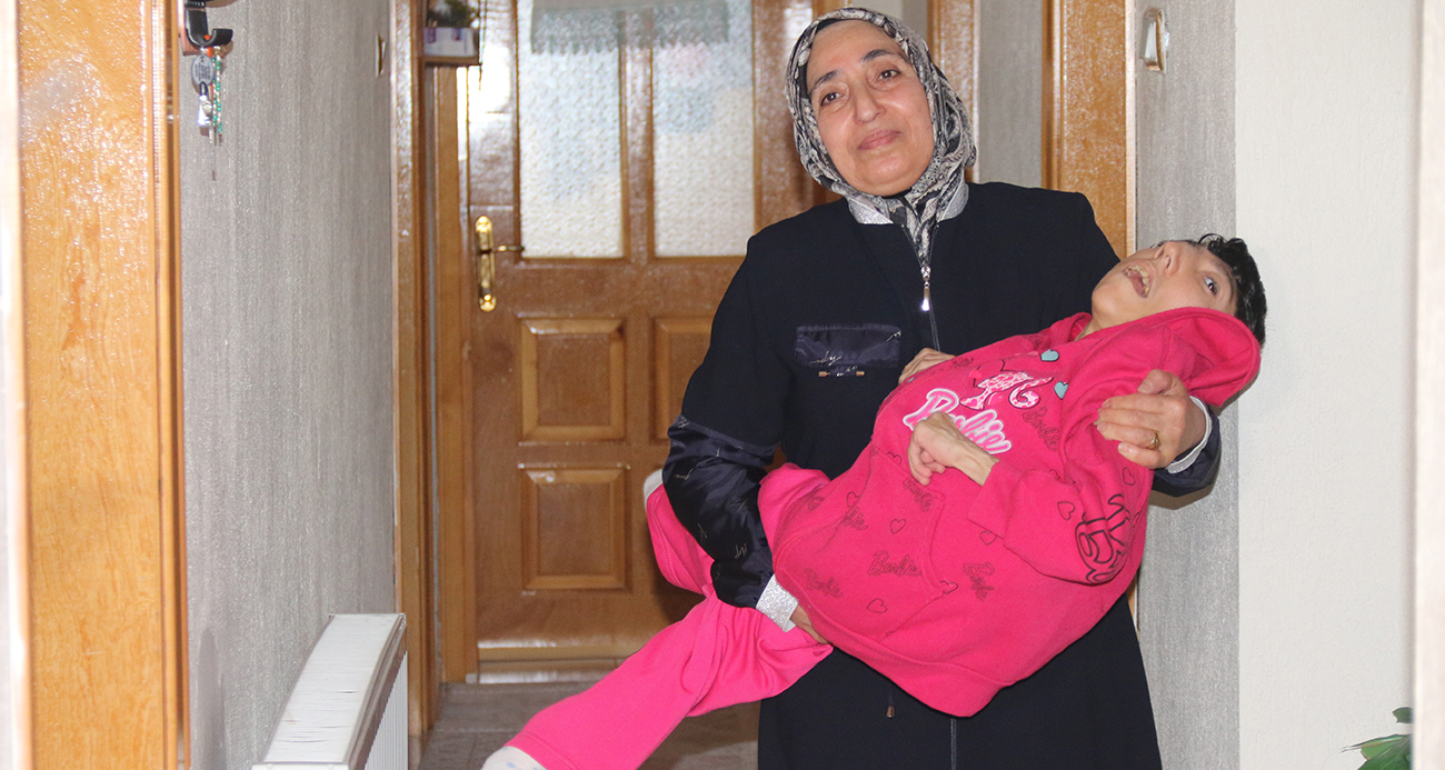 Eşini ve Engelli Kızını Terk Eden Adamın Ardından, Annesinin Fedakarlığı