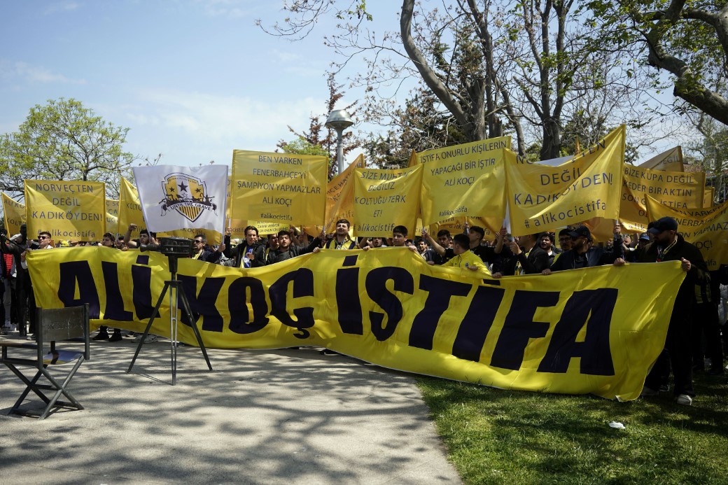 Fenerbahçe Divan Kurulu Toplantısında Taraftarlardan Yönetim Protestosu