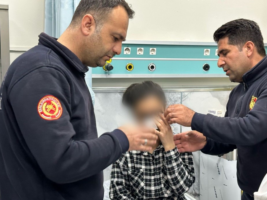 Genç Kızın Göz Kapağı Fermuara Sıkıştı