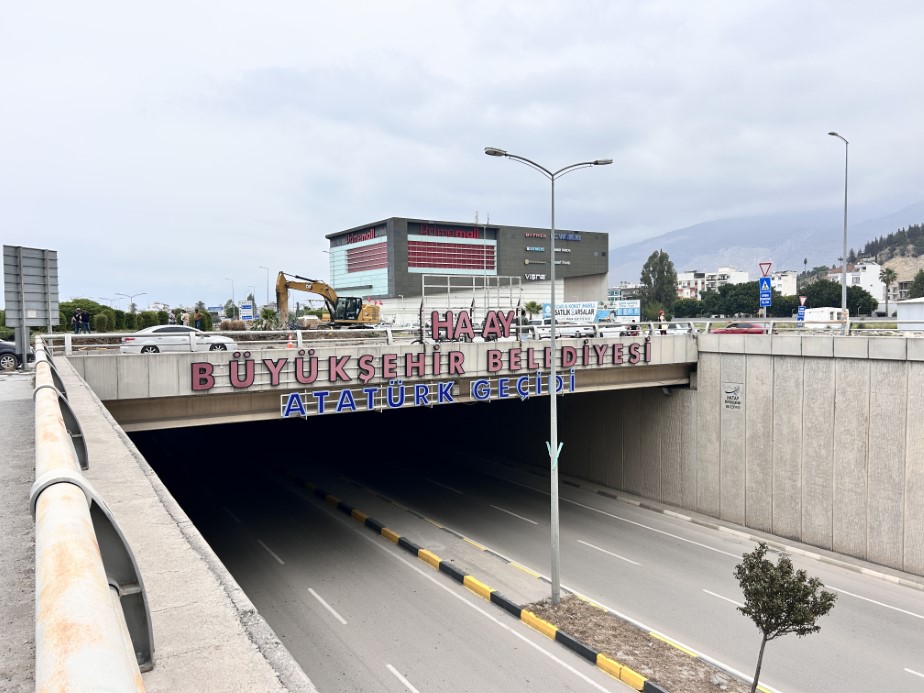 İskenderun’da Tabelalardan ‘T’ Harfleri Kayboldu