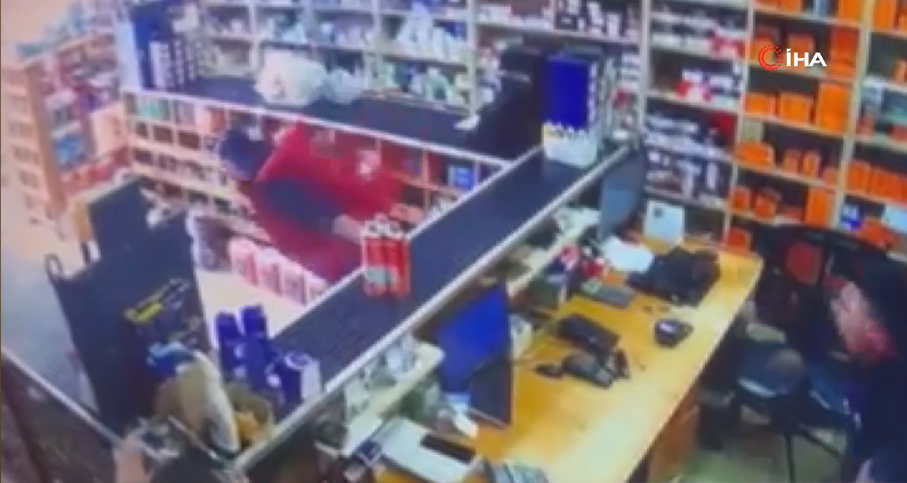 İstanbul’da Deprem Anında Panik: Vatandaşlar Tezgah Üzerinden Atladı