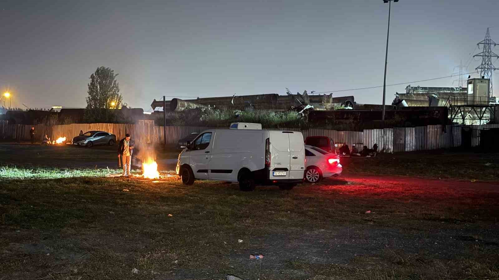 İstanbul’da Deprem Korkusuyla Geceyi Dışarıda Geçiren Vatandaşlar