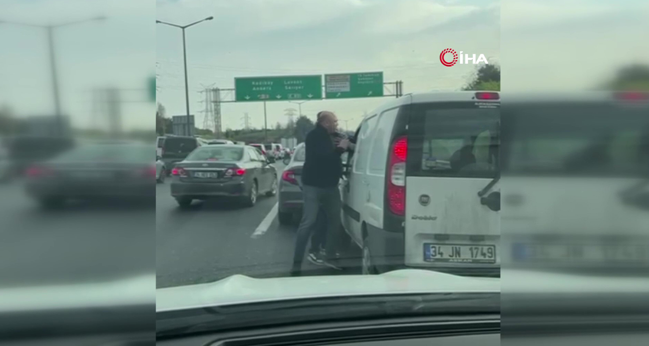 İstanbul’da Trafikte Şiddetli Kavga: Yol Verme Tartışması Kamerada!
