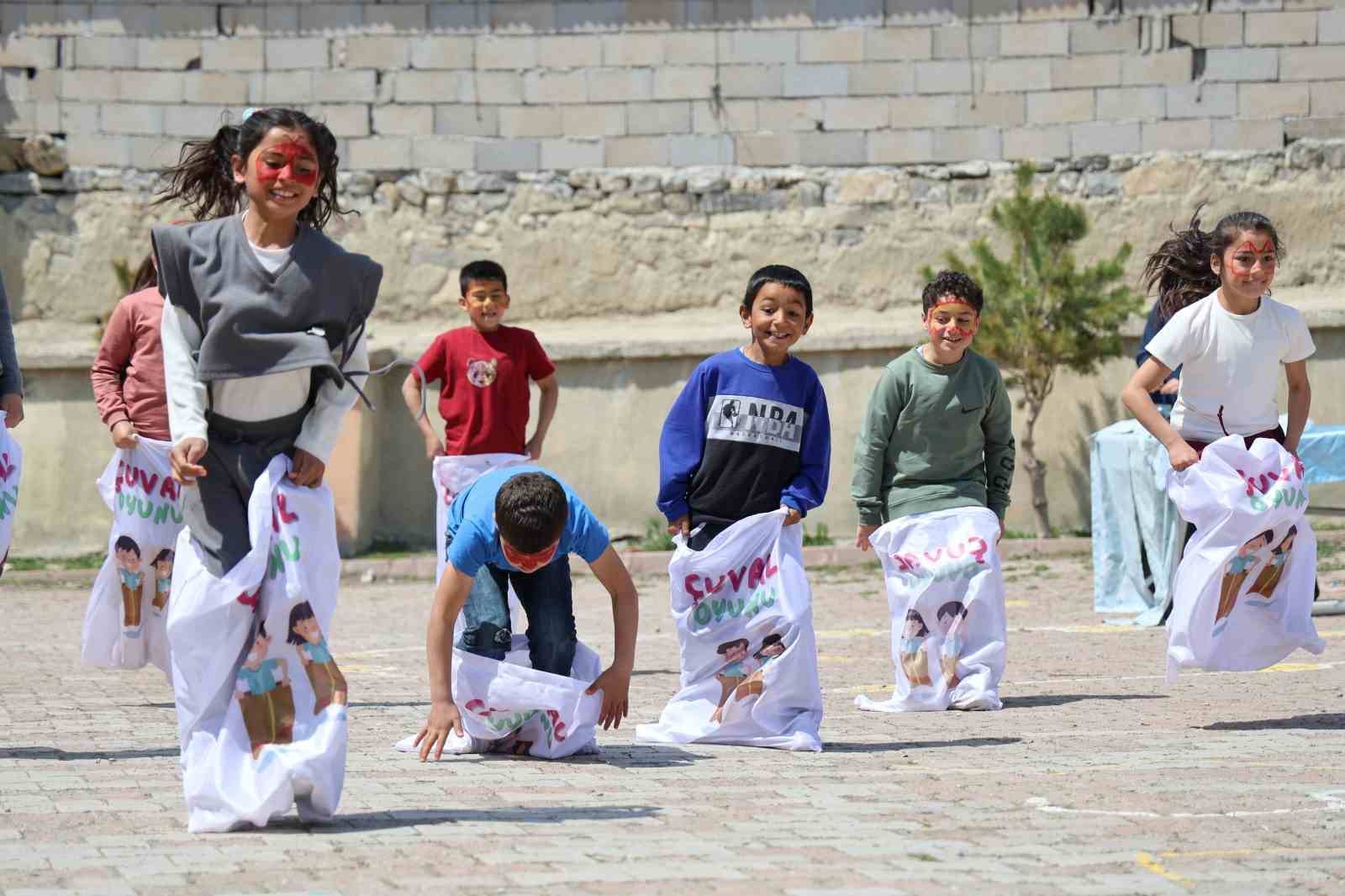 Karacalar Köyü İlkokulu’nda 23 Nisan Coşkusu: Eski Oyunlarla Dolu Bir Gün