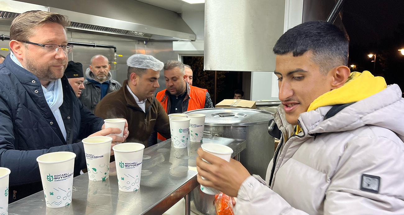 Kocaeli Büyükşehir Belediyesi’nden Depremzedelere Gece Boyunca Destek