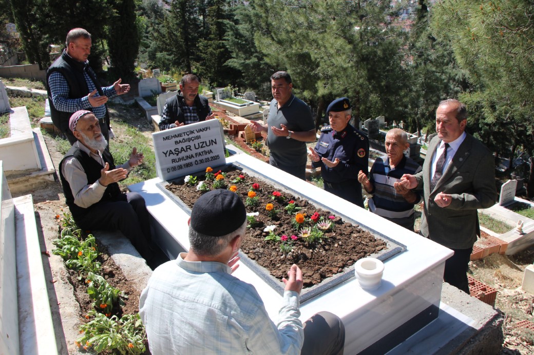 Mehmetçik Vakfı, Vasiyet Üzerine Kimsesiz Adamın Mezarını Yaptırdı