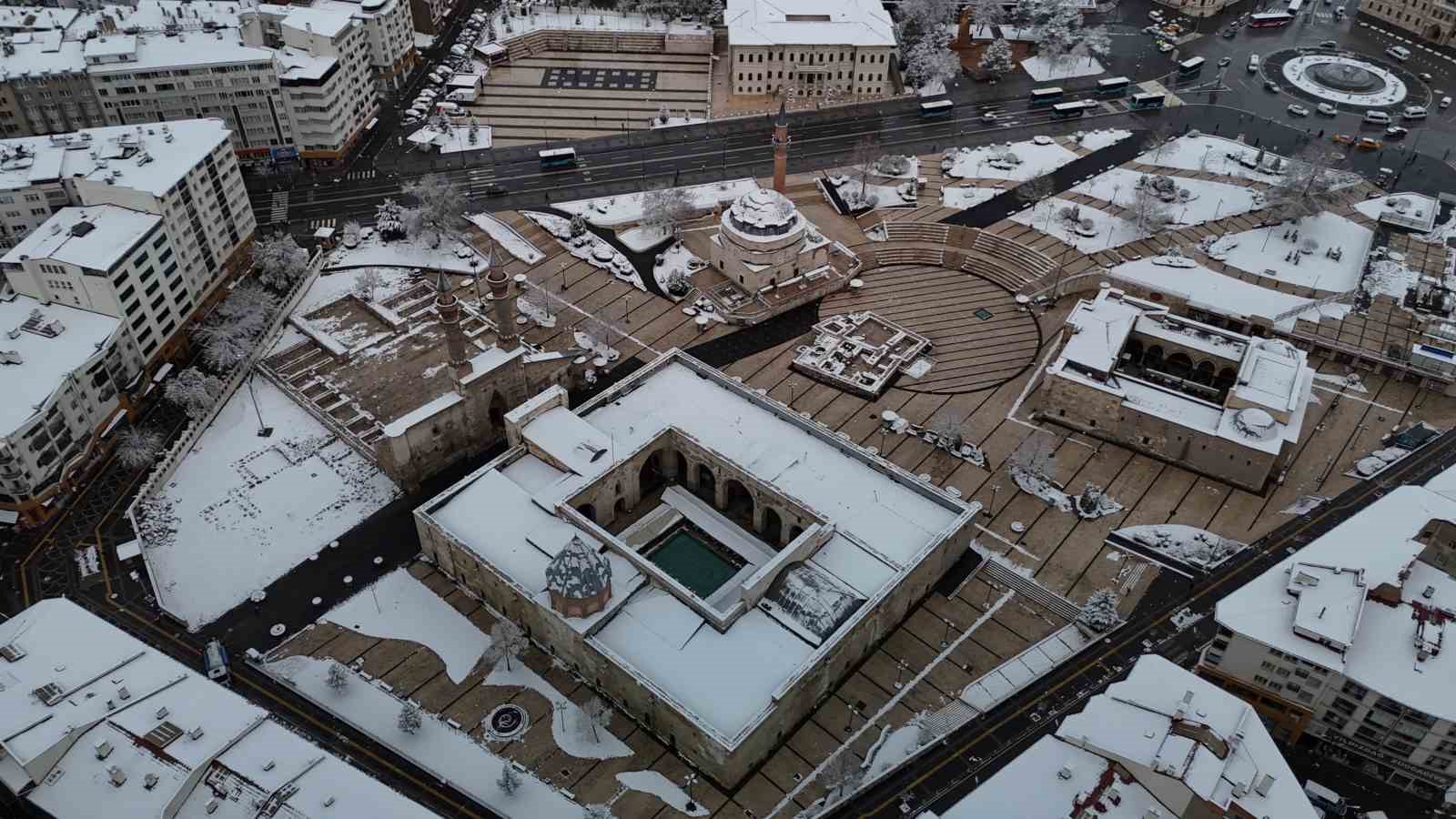 Nisan Ayında Sivas’a Kar Sürprizi: Kent Beyaza Büründü