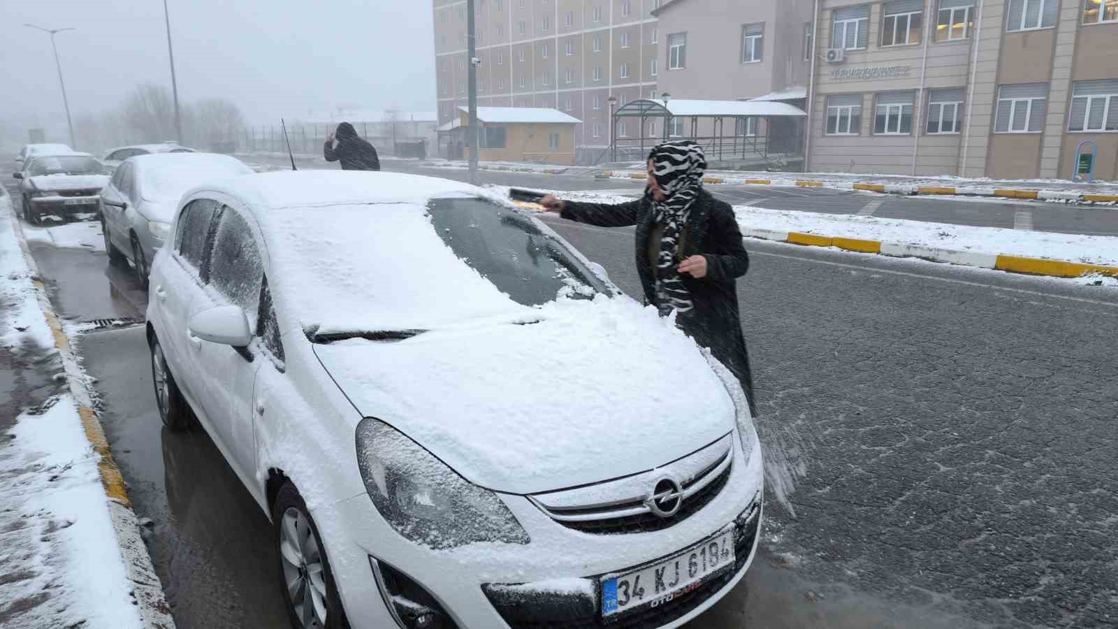 Nisan Ayında Sivas’ı Beyaza Bürüyen Kar ve Tipi Hayatı Felç Etti