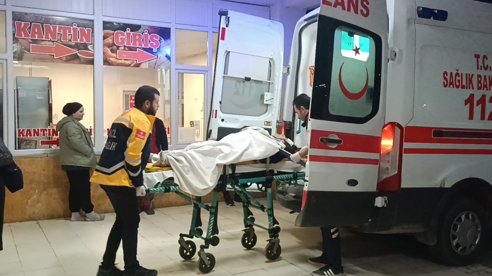 Sivas Karşıyaka Kavşağında Trafik Kazası: 3 Kişi Yaralandı