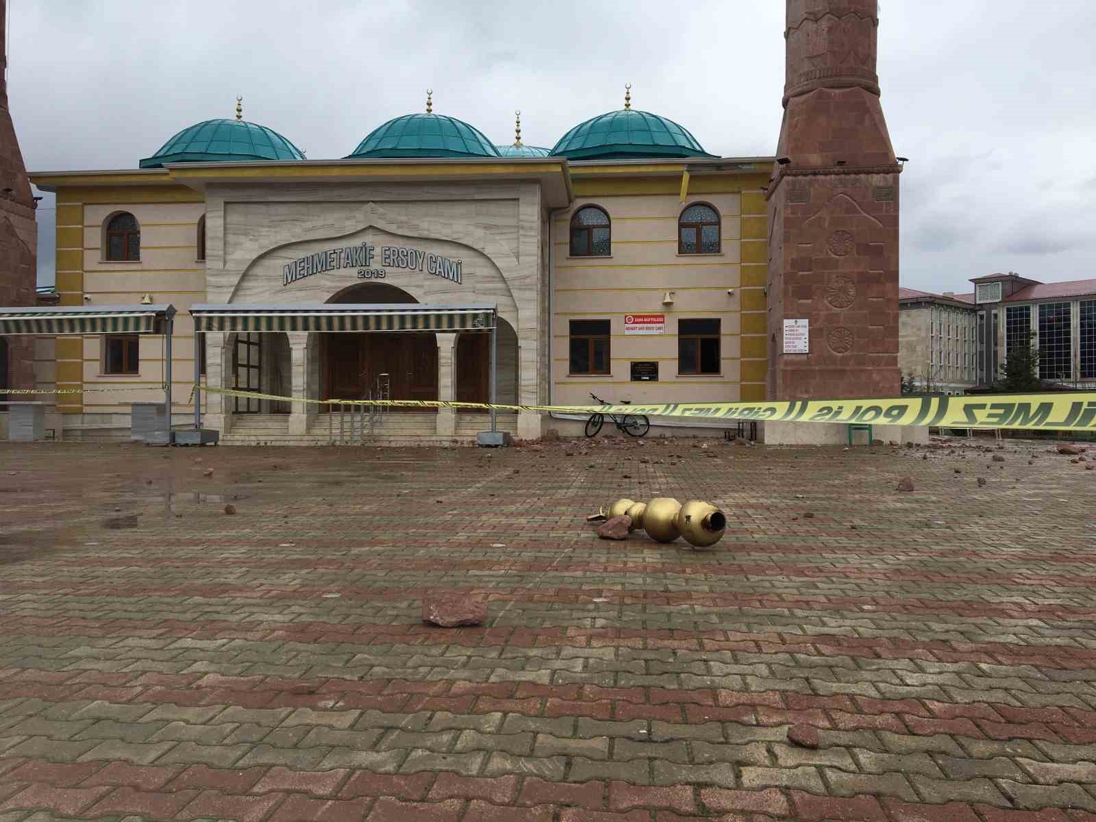 Sivas Zara’da Cami Minaresine Yıldırım İsabet Etti