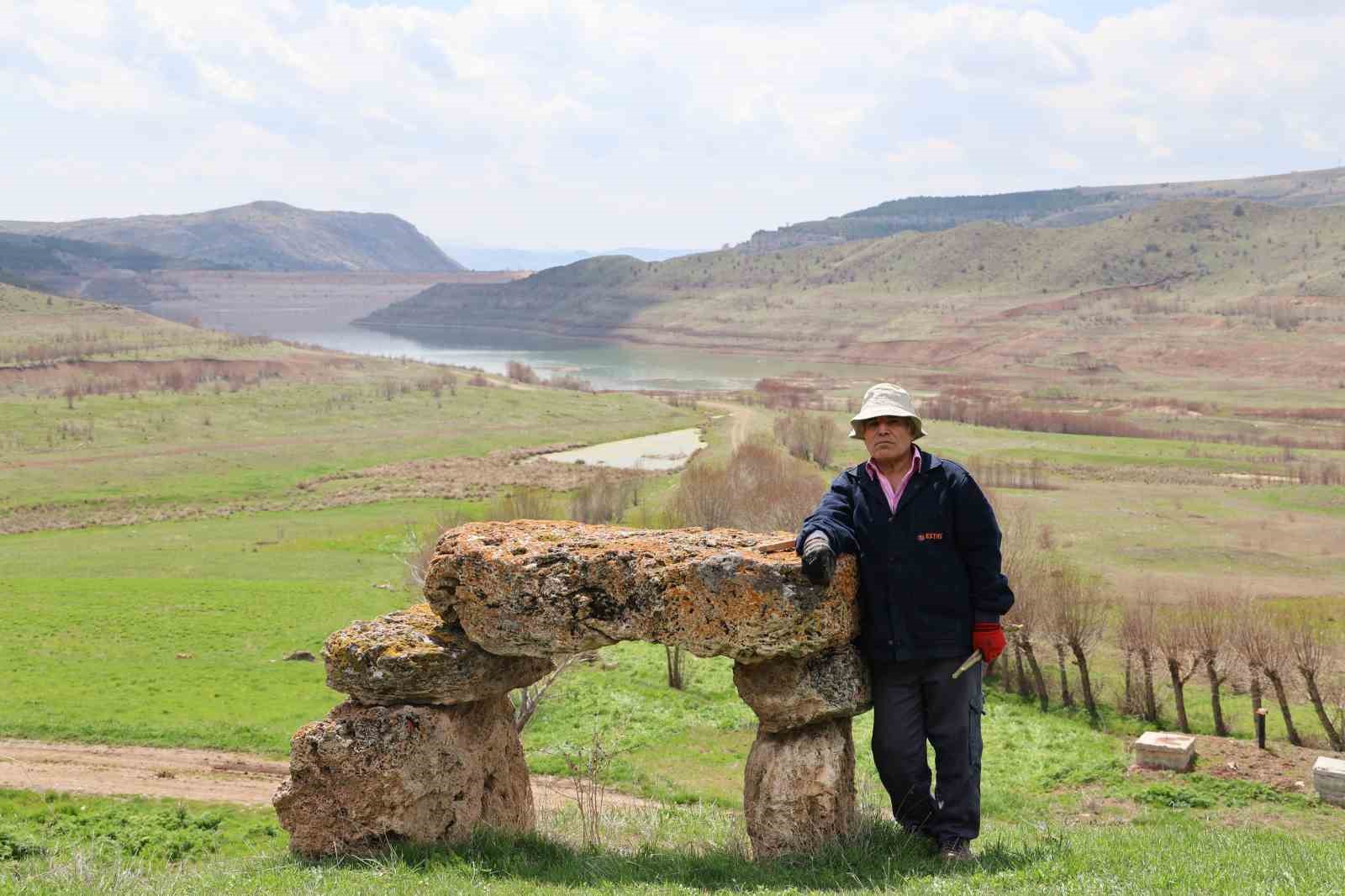 Sivas’ın Kolluca Köyünde Asırlık Musalla Taşı: Tarihle İç İçe Bir Miras