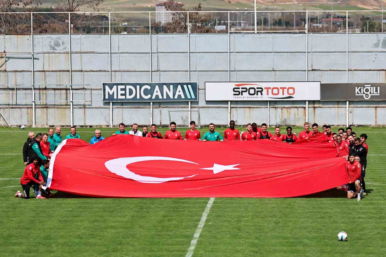 Sivasspor, 23 Nisan’ı Dev Türk Bayrağı ile Kutladı