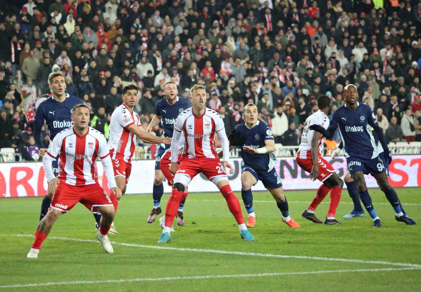 Sivasspor, Fenerbahçe Karşısında İlk Yarıyı Geride Kapattı