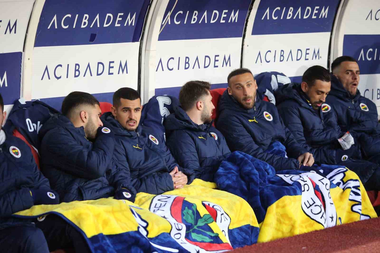 Sivasspor-Fenerbahçe Maçında Soğuk Havaya Karşı Battaniyeli Çözüm