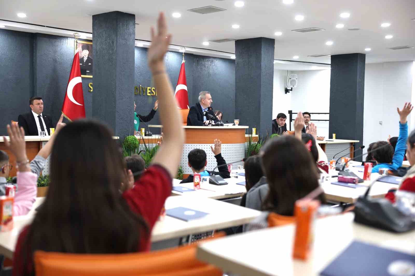 Sivas’ta 23 Nisan Coşkusu: Çocuklar Belediye Meclis Üyesi Oldu