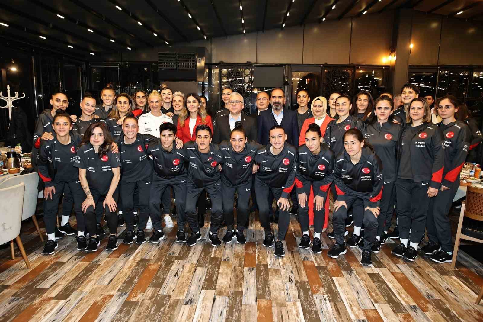 Sivas’ta A Milli Kadın Futbol Takımı’na Coşkulu Karşılama ve Moral Yemeği